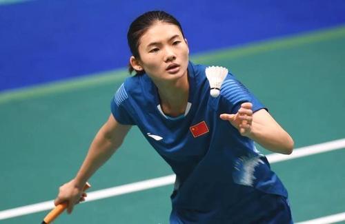 据压倒性的 据压倒性的